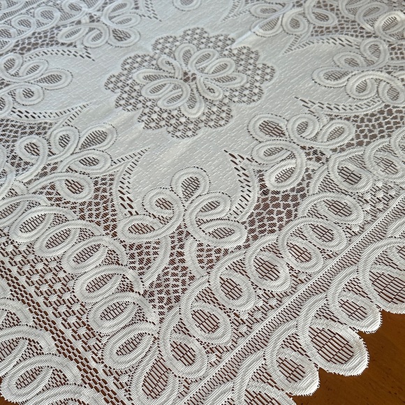 NWOT Elegant White Lace Tablecloth - Picture 4 of 7